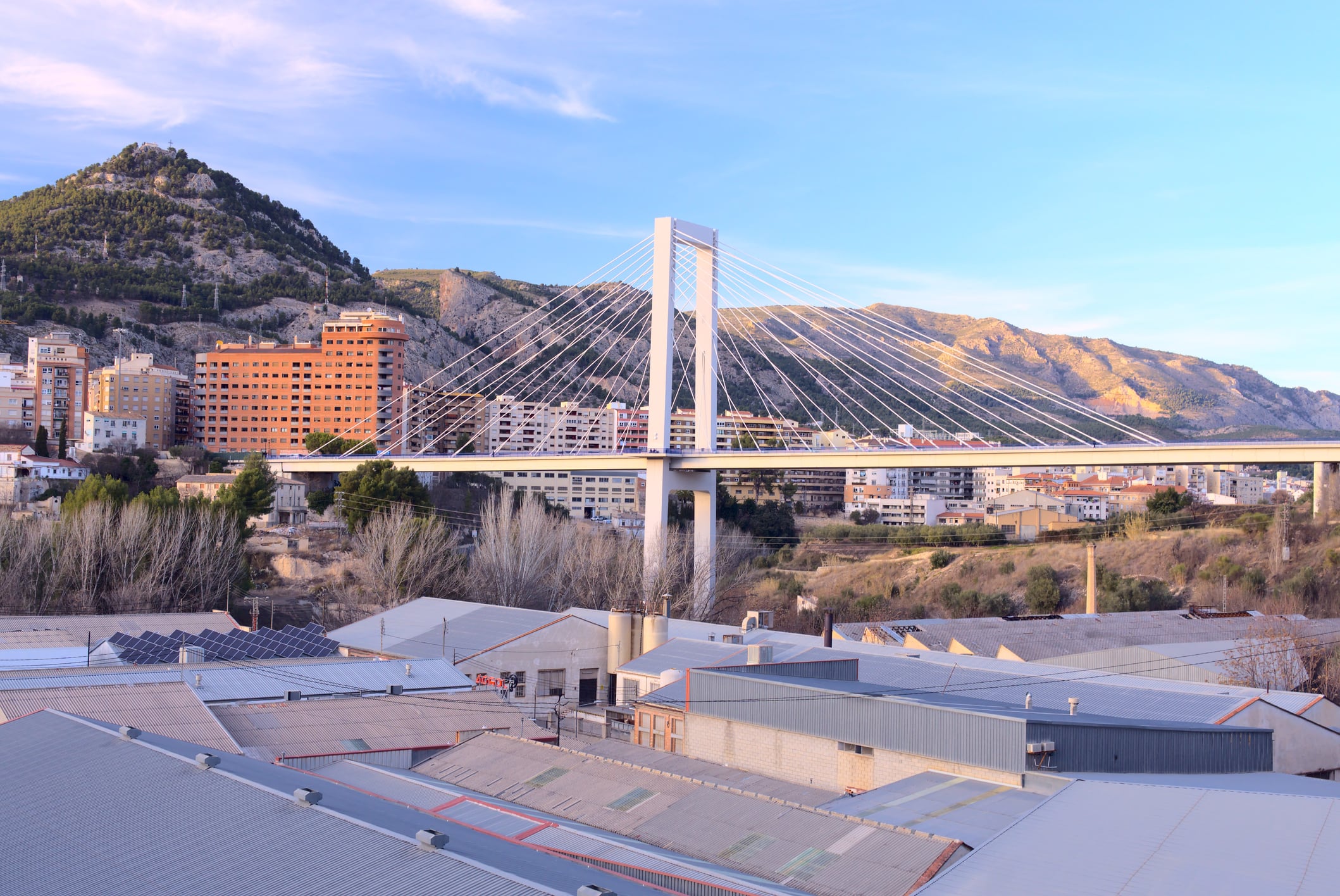 Puente Fernando Reig, al fondo, sobre un área industrial de Alcoy