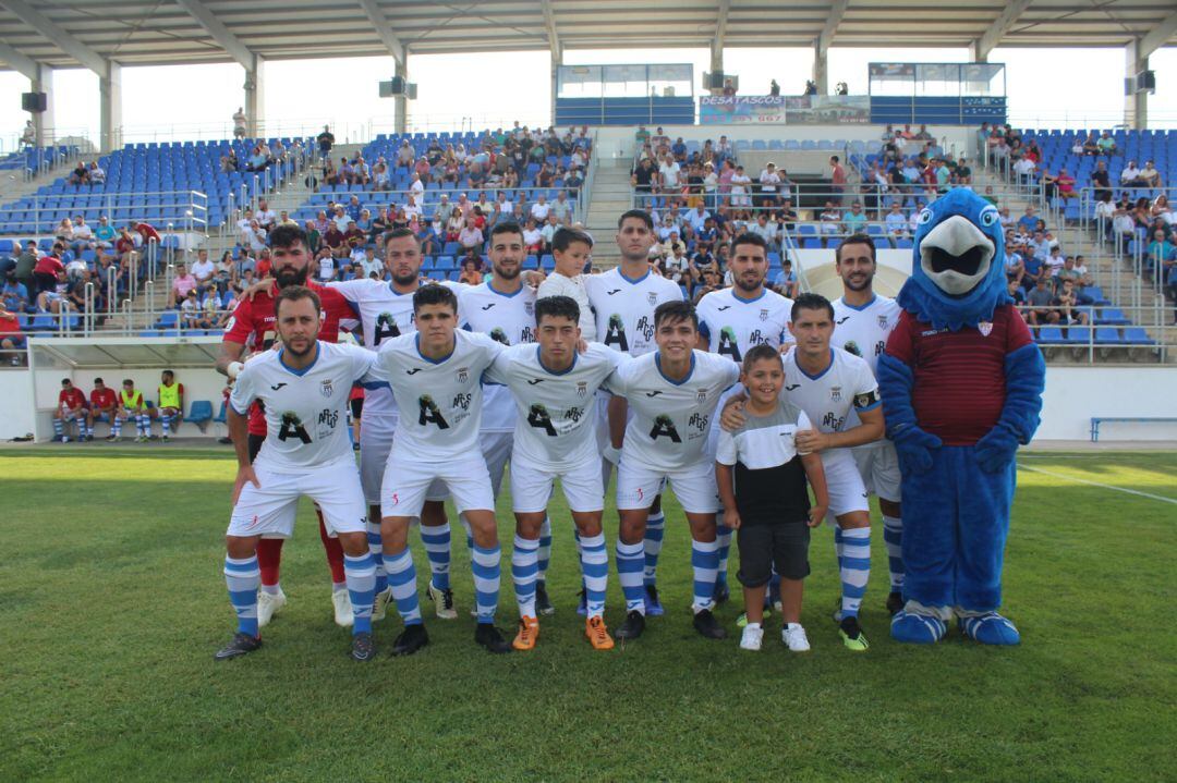 Jugadores posando antes de un partido en el Barbadillo