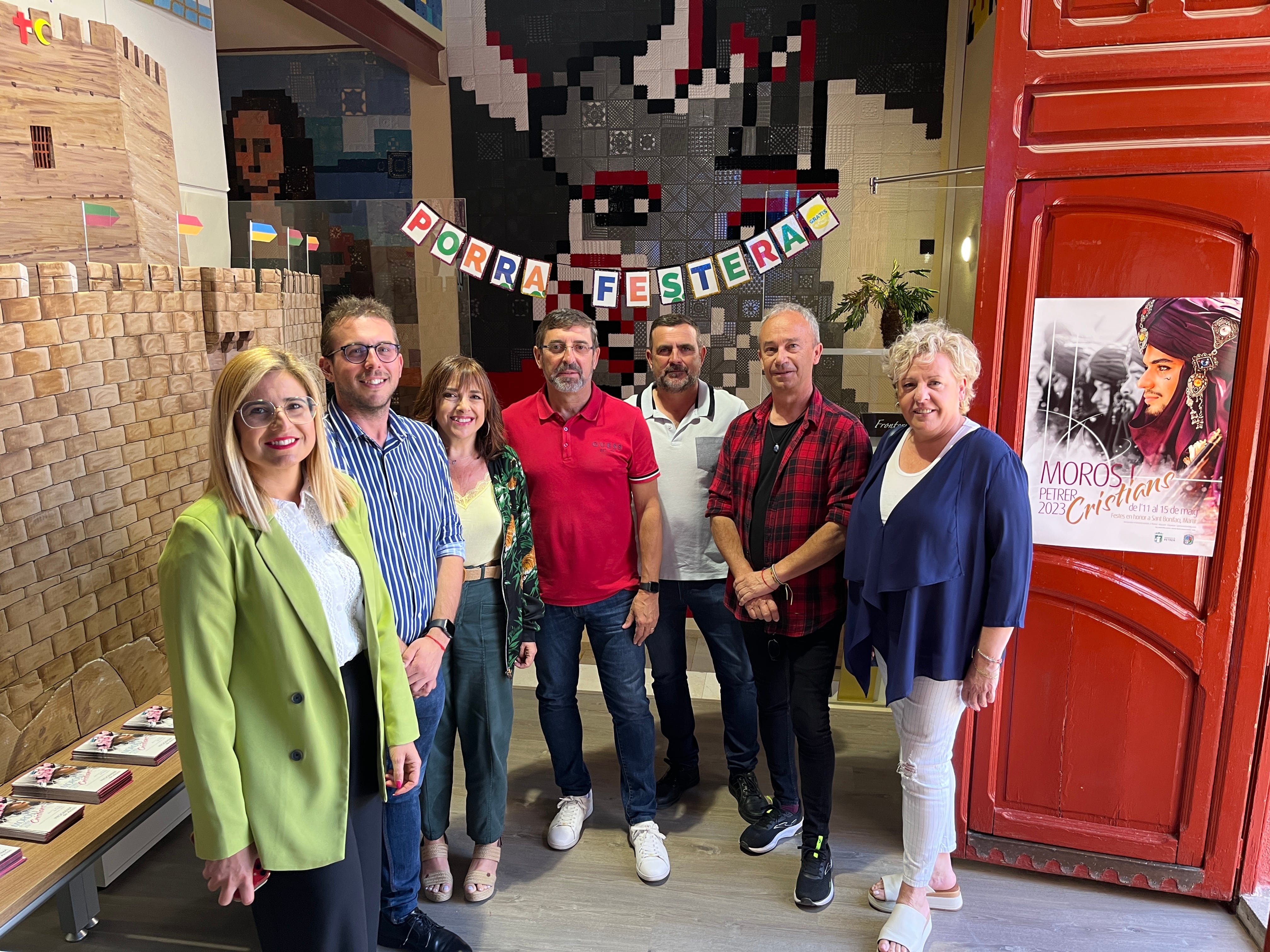 Irene Navarro, alcaldesa de Petrer, junto a compañeros de la corporación, personal de la oficina de turismo y el presidente de la Unión de Festejos San Bonifacio, Mártir.