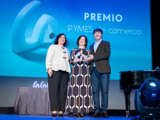 La alcaldesa de Binéfar, Patricia Rivera, con Arantxa García y Ramón García. Foto: DGA