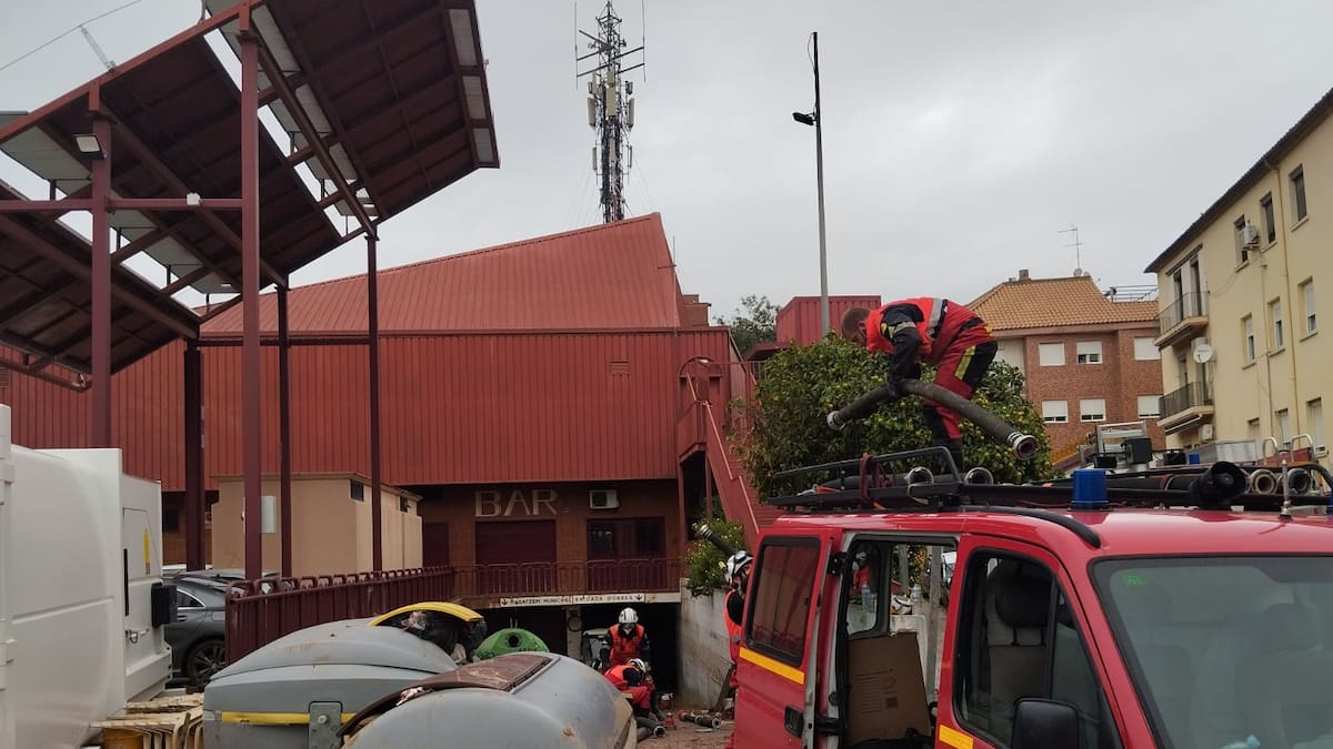Salamanca se vuelca con Valencia: los bomberos trabajan en recuperar el Mercado Central de Aldaya