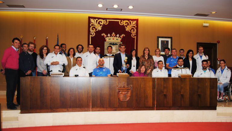 Foto de familia de todos los grupos políticos con el BSR Amiab