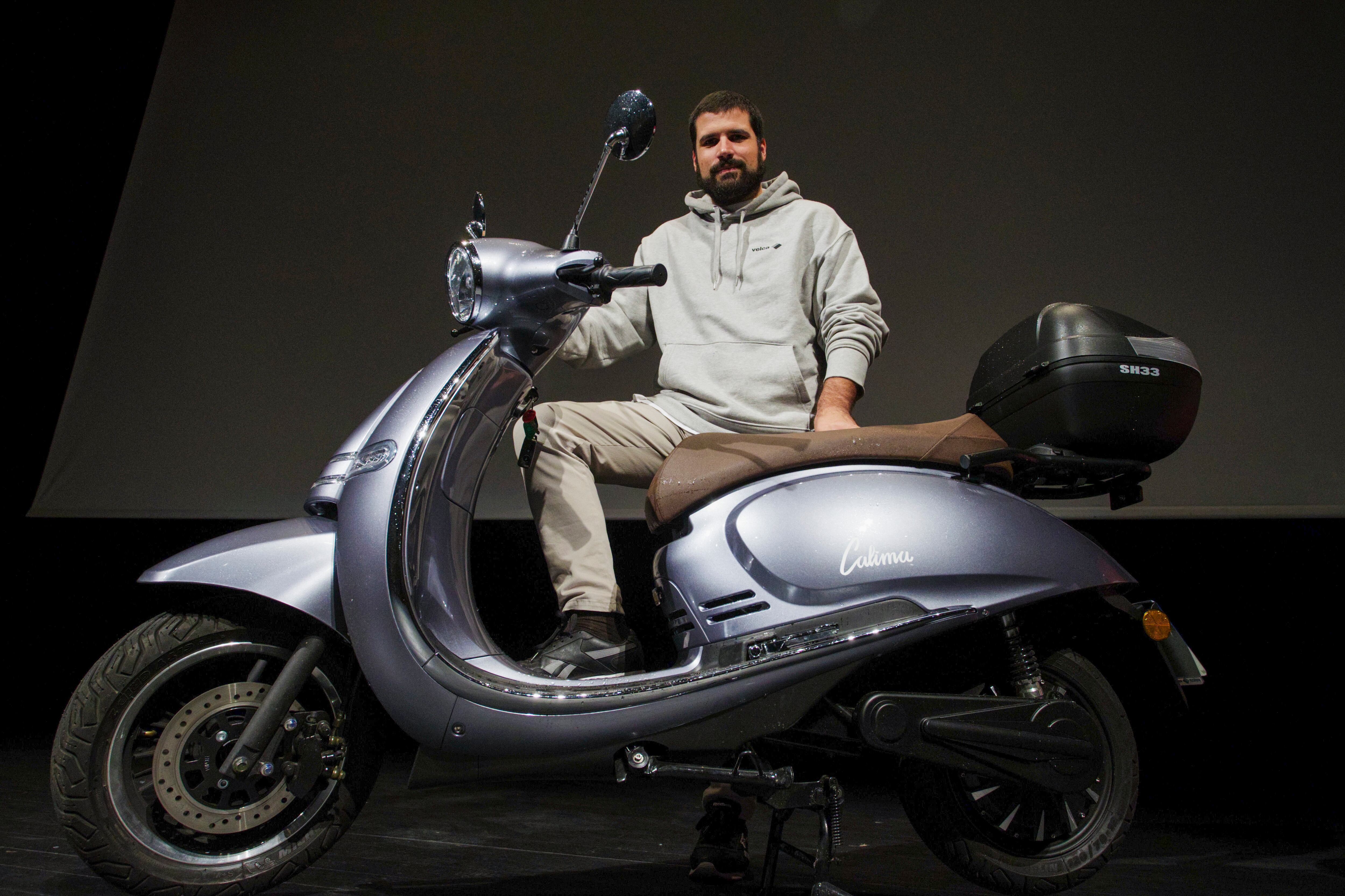 FERROL, 03/11/2022.- El empresario Emilio Froján, este jueves en el teatro Jofre. Emilio Froján, nacido en 1991 en la localidad pontevedresa de Caldas de Reis, destapó el tarro de las esencias de Velca en plena antesala de la pandemia y su firma, centrada en el sector de la movilidad eléctrica, encara nuevos desafíos como experiencia de éxito en el emprendimiento, un espejo en el que verse reflejado. Ha detallado su periplo este jueves en el acto "Crear, innovar, aprender", que ha celebrado en el teatro Jofre la Asociación de Jóvenes Empresarios de Ferrolterra EFE/kiko delgado