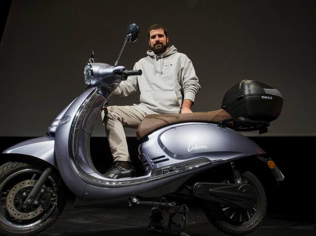 FERROL, 03/11/2022.- El empresario Emilio Froján, este jueves en el teatro Jofre. Emilio Froján, nacido en 1991 en la localidad pontevedresa de Caldas de Reis, destapó el tarro de las esencias de Velca en plena antesala de la pandemia y su firma, centrada en el sector de la movilidad eléctrica, encara nuevos desafíos como experiencia de éxito en el emprendimiento, un espejo en el que verse reflejado. Ha detallado su periplo este jueves en el acto "Crear, innovar, aprender", que ha celebrado en el teatro Jofre la Asociación de Jóvenes Empresarios de Ferrolterra EFE/kiko delgado