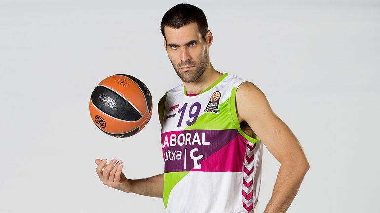 Fernando San Emeterio cumple 500 partidos en la Liga ACB. En la imagen, con la elástica baskonista.