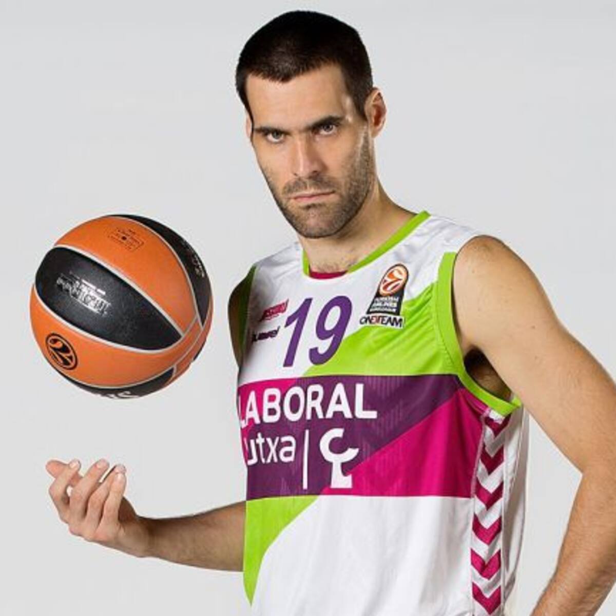 Valencia y Baskonia homenajean a Fer San Emeterio en su partido 500