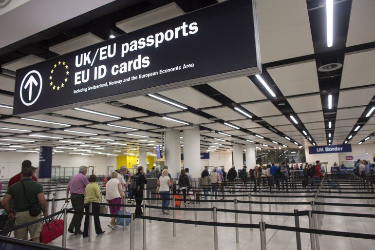 Imagen del control de pasaportes y visados en un aeropuerto.