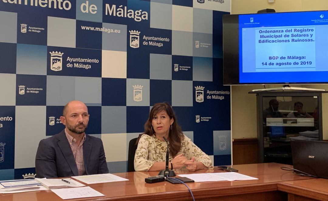 El concejal de Ordenación del Territorio, Raúl López, junto a la responsable del distrito Centro, Gemma del Corral, en la presentación de la Ordenanza del Registro Municipal de Solares y Edificaciones Ruinosas. 