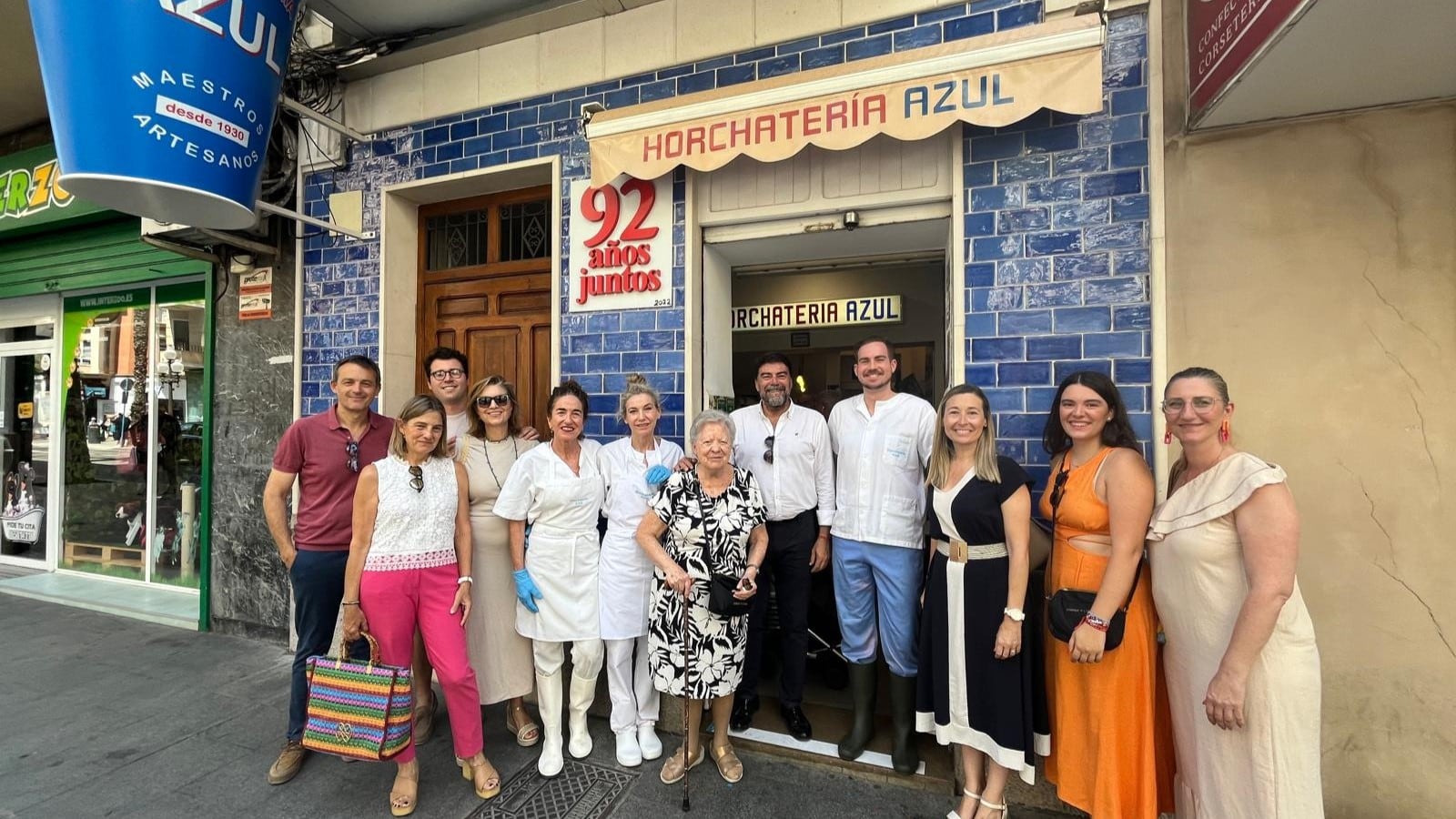 El alcalde de Alicante, Luis Barcala, con la familia de Alejandrina Candela en la fachada de la Horchatería Azul