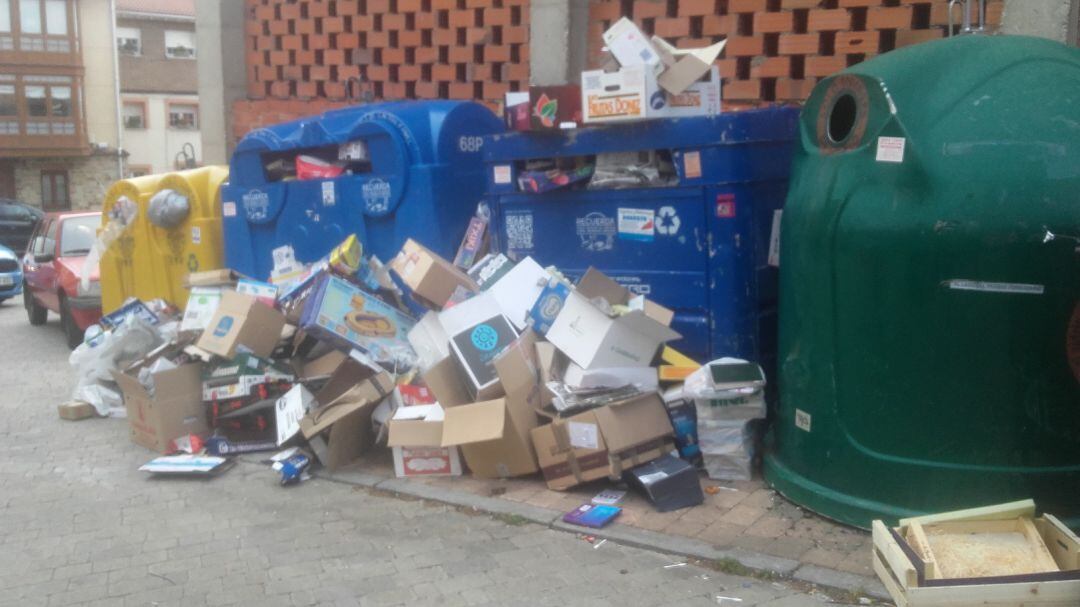 Estado que presentan los contenedores cuando se ven desbordados en Barruelo de Santullán (Palencia)