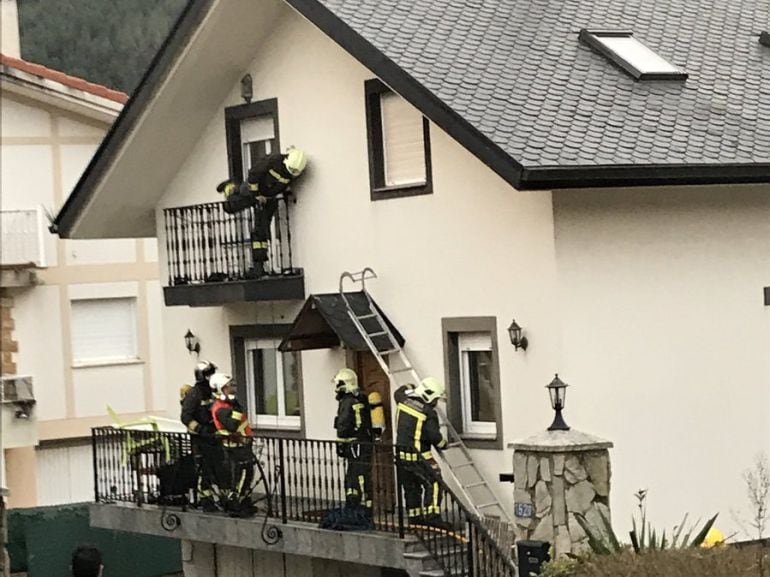 Los bomberos han contado con el apoyo de la autoescala del parque de Laredo.