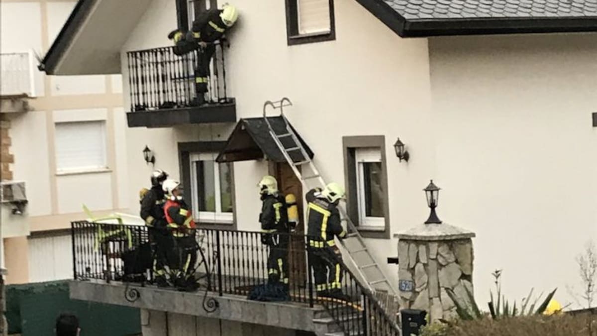 Rescatan a dos personas y a sus tres mascotas en un incendio
