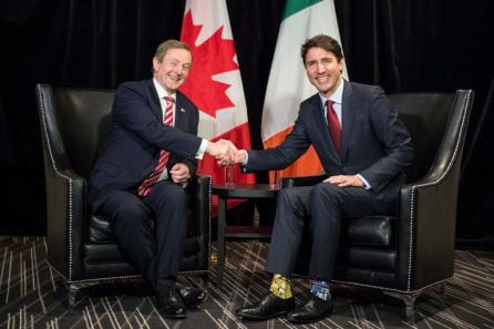 A la derecha el Primer Ministro de Canadá, Justin Trudeau en un encuentro el político irlandés Enda Kenny. Lleva calcetines de Star Wars.