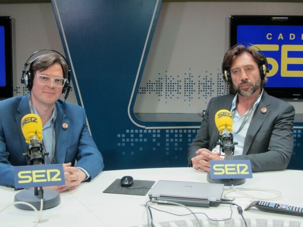 Álvaro Longoria director de &quot;Hijos de las nubes, la última colonia&quot; junto a Javier Bardem,  productor de la película y su protagonista durante la entrevista para La Ventana.