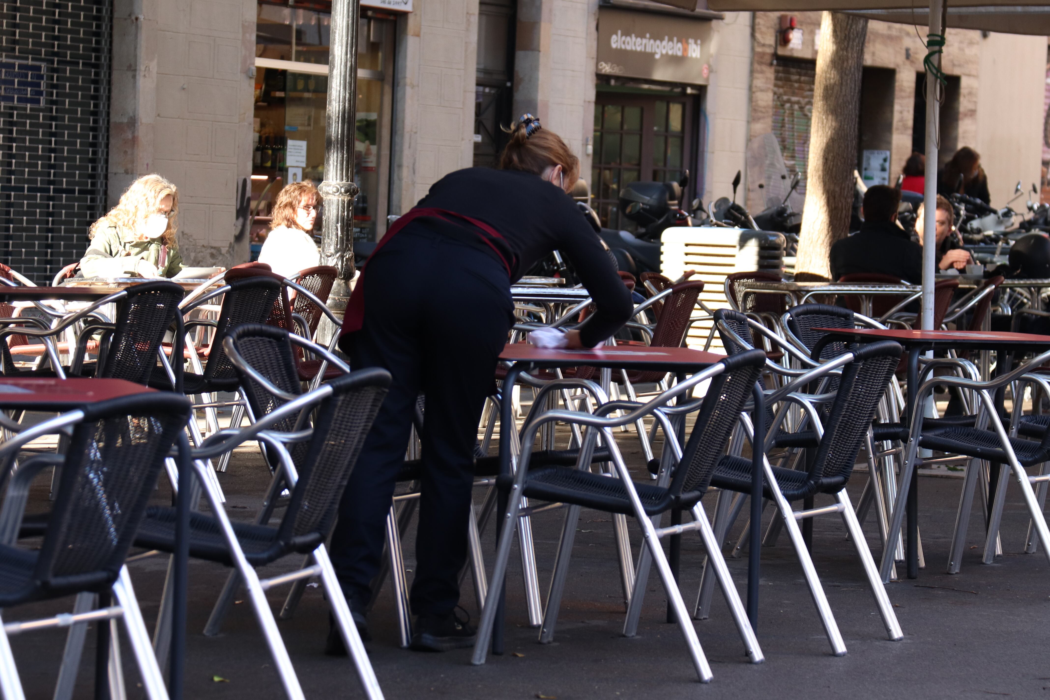 Una terraza en la plaza de la Vila de Gràcia, en Barcelona.