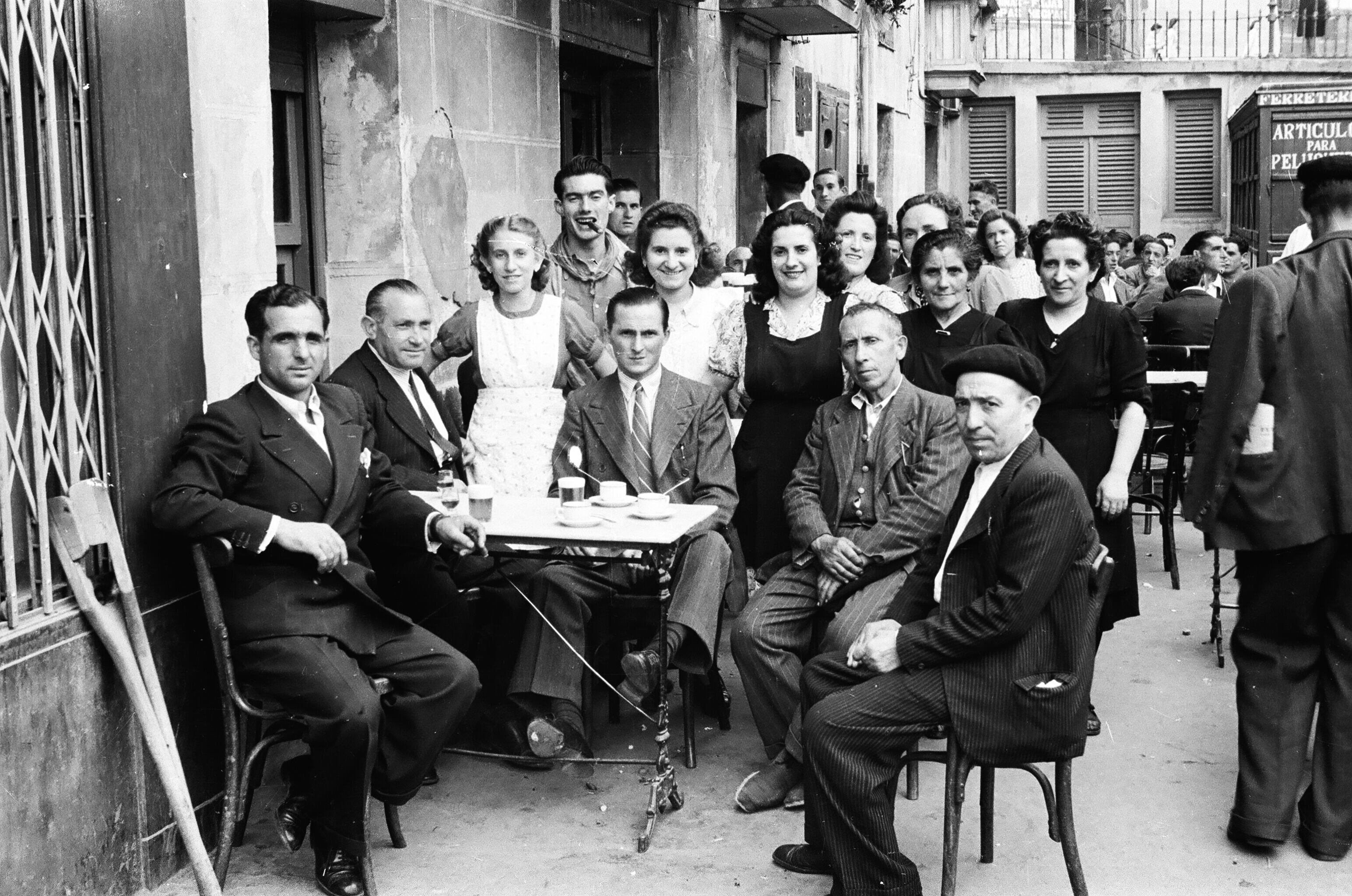 Pepi Mendizabal (con delantal) y los clientes en la terraza de La Unión / 1945 / Archivo de Álava
