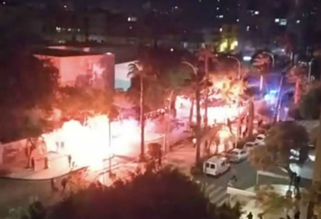 Imagen de la protesta contra el toque de queda en la barriada de Huelin (Málaga)