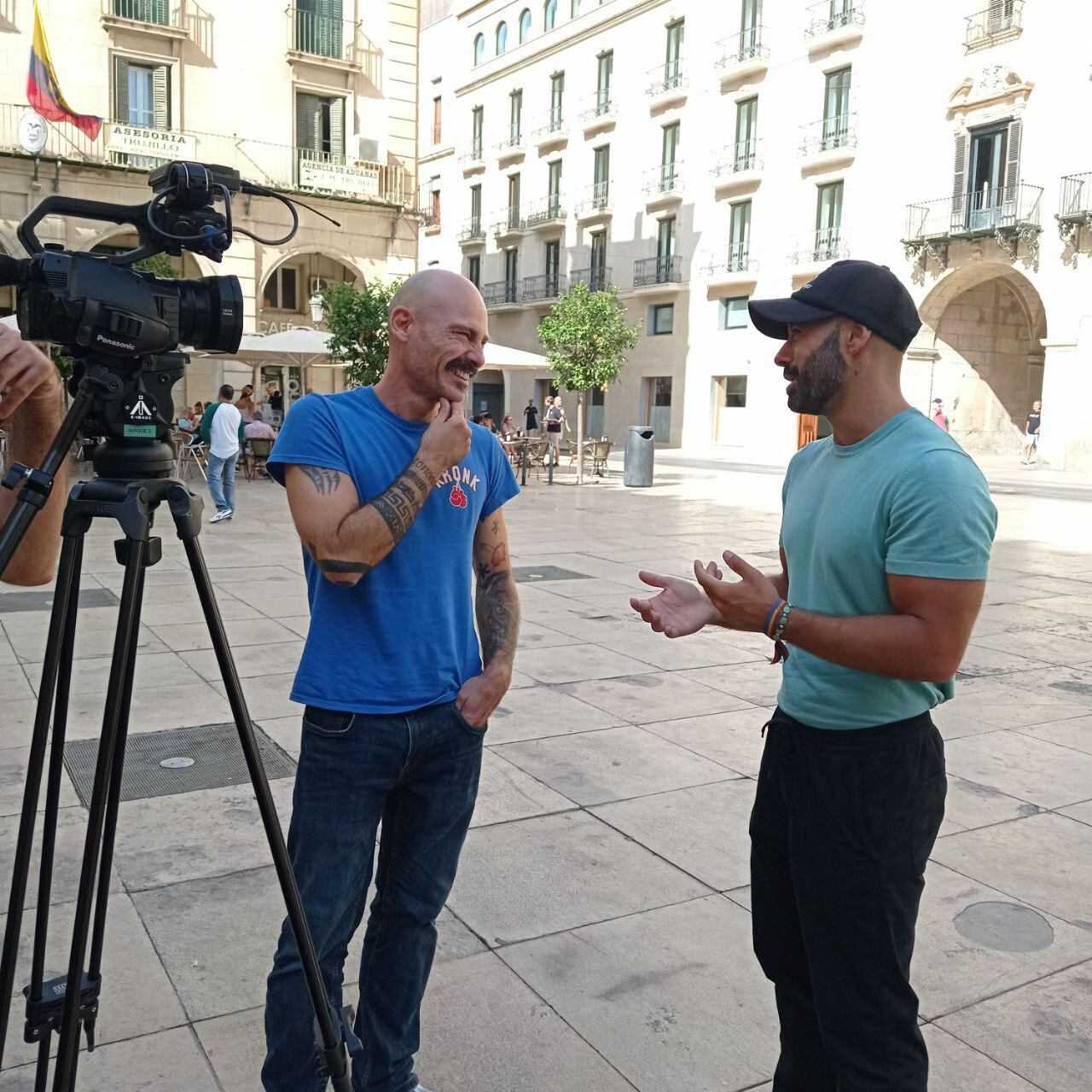 El diputado de UP, Txema Guijarro, y el líder local de la coalición, Xavi López, conversan antes de anunciar la presentación de la PNL