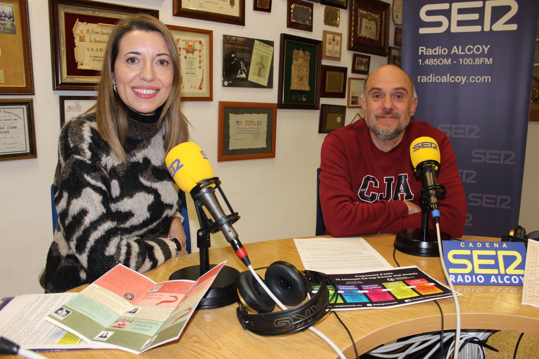 Begoña Payá y Gabi Barrachina, en el estudio central de Radio Alcoy