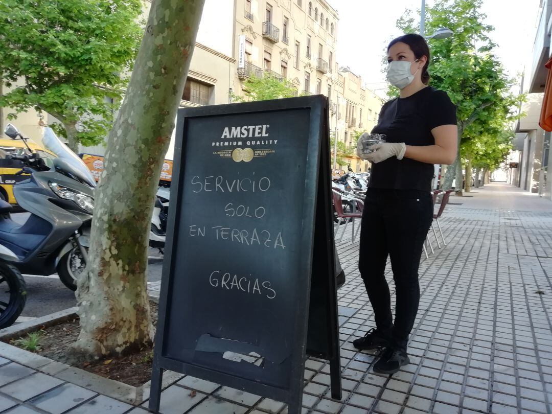 Imagen de una trabajadora del sector servicios en Castelló