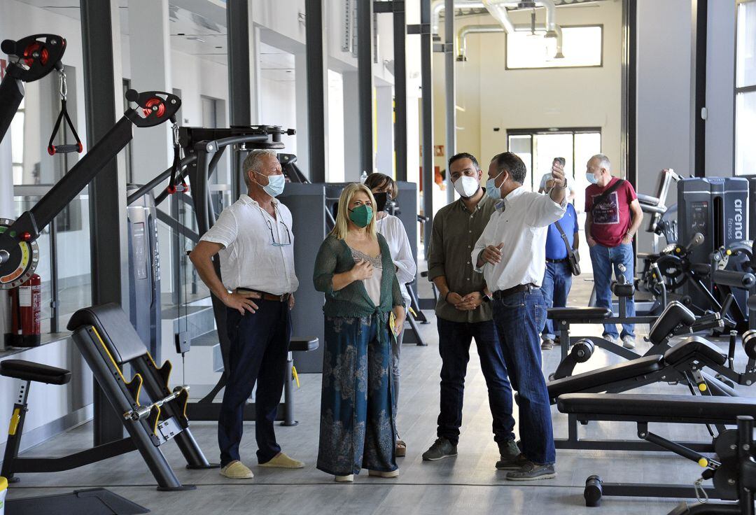La alcaldesa durante su visita al gimnasio del Arena Village