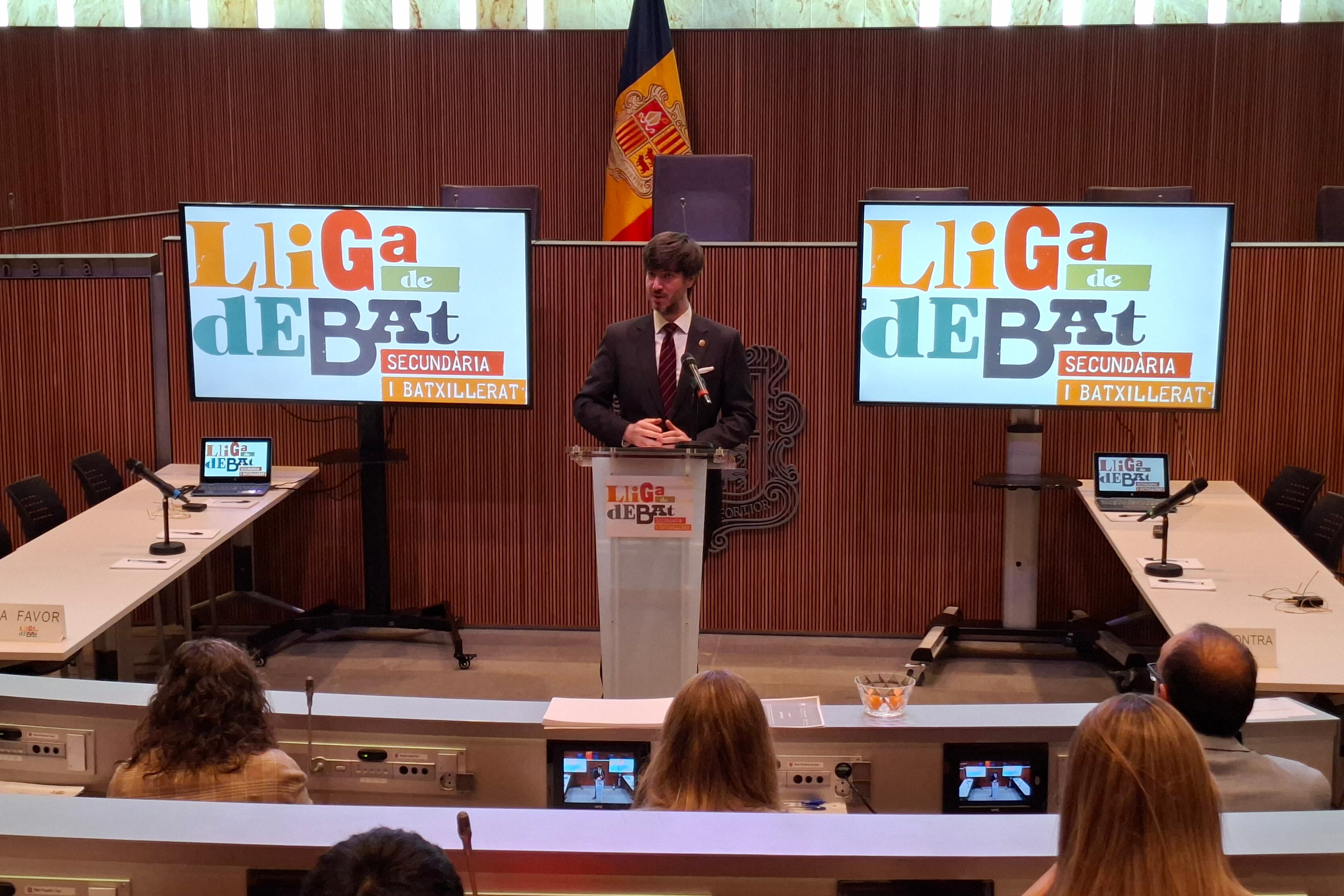 El síndic general, Carles Ensenyat, fent l'obertura de la lliga de debat.