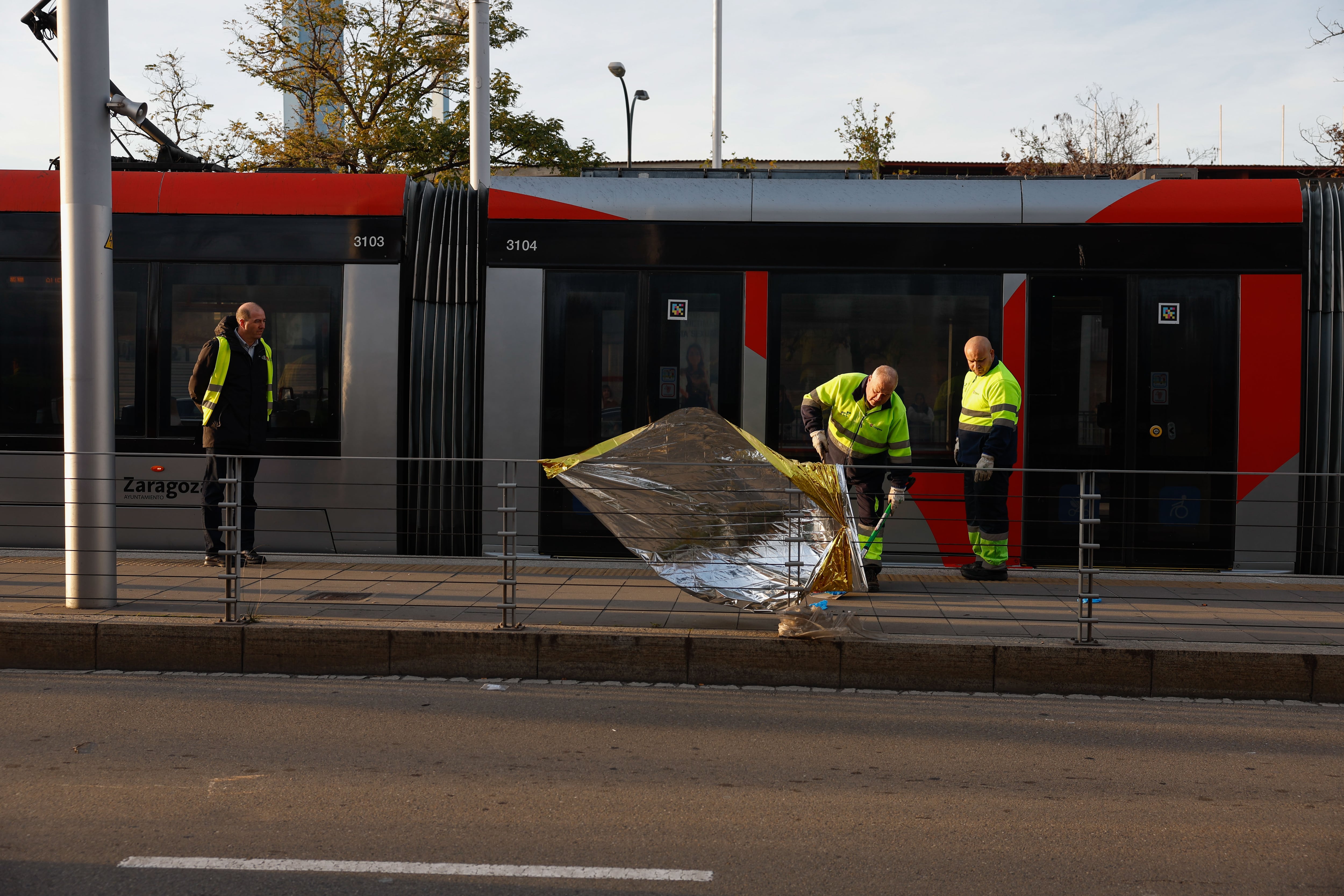 ZARAGOZA, 17/12/2024.- Una menor ha muerto este martes en Zaragoza al ser arrollada por un tranvía a la altura de la parada del estadio de La Romareda, frente al hospital Miguel Servet, según ha informado el ayuntamiento. EFE/ Javier Cebollada
