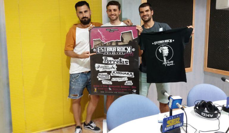 Los miembros de la directiva de &#039;Peña Rock y sus derivados&#039; presentan el cartel en nuestros estudios