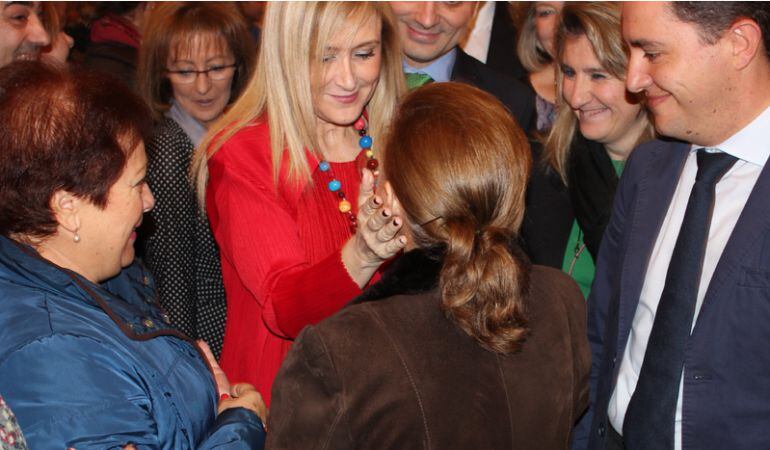 Cristina Cifuentes saluda a los simpatizantes en el actod de Navidad del PP de Fuenlabrada