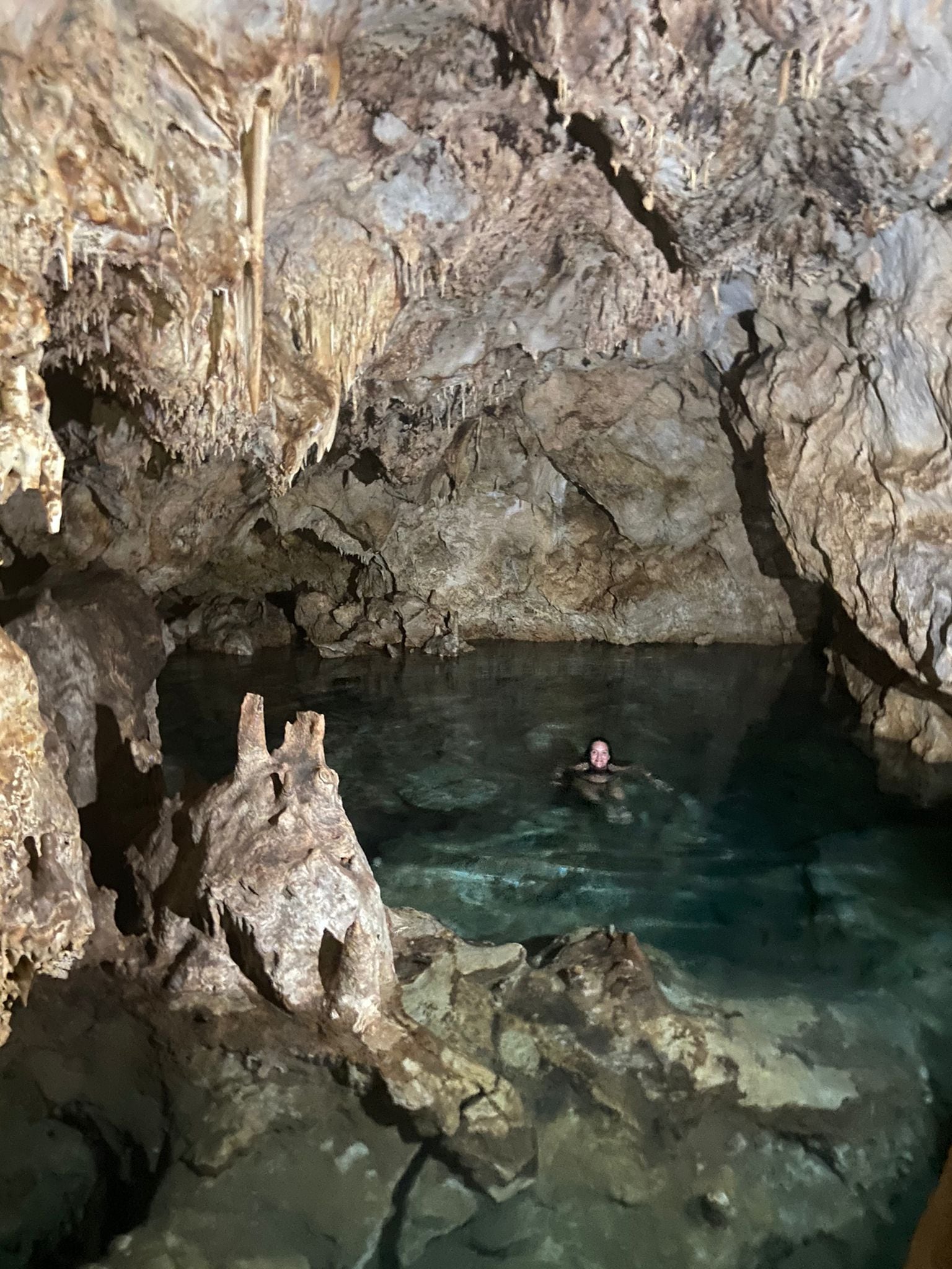 Una visitante en la cueva del agua