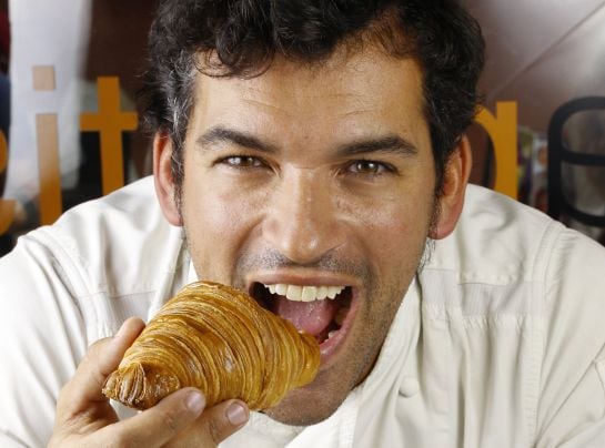 Toni Vera, a punto de pegarle un mordisco al &#039;croissant&#039; de la felicidad.