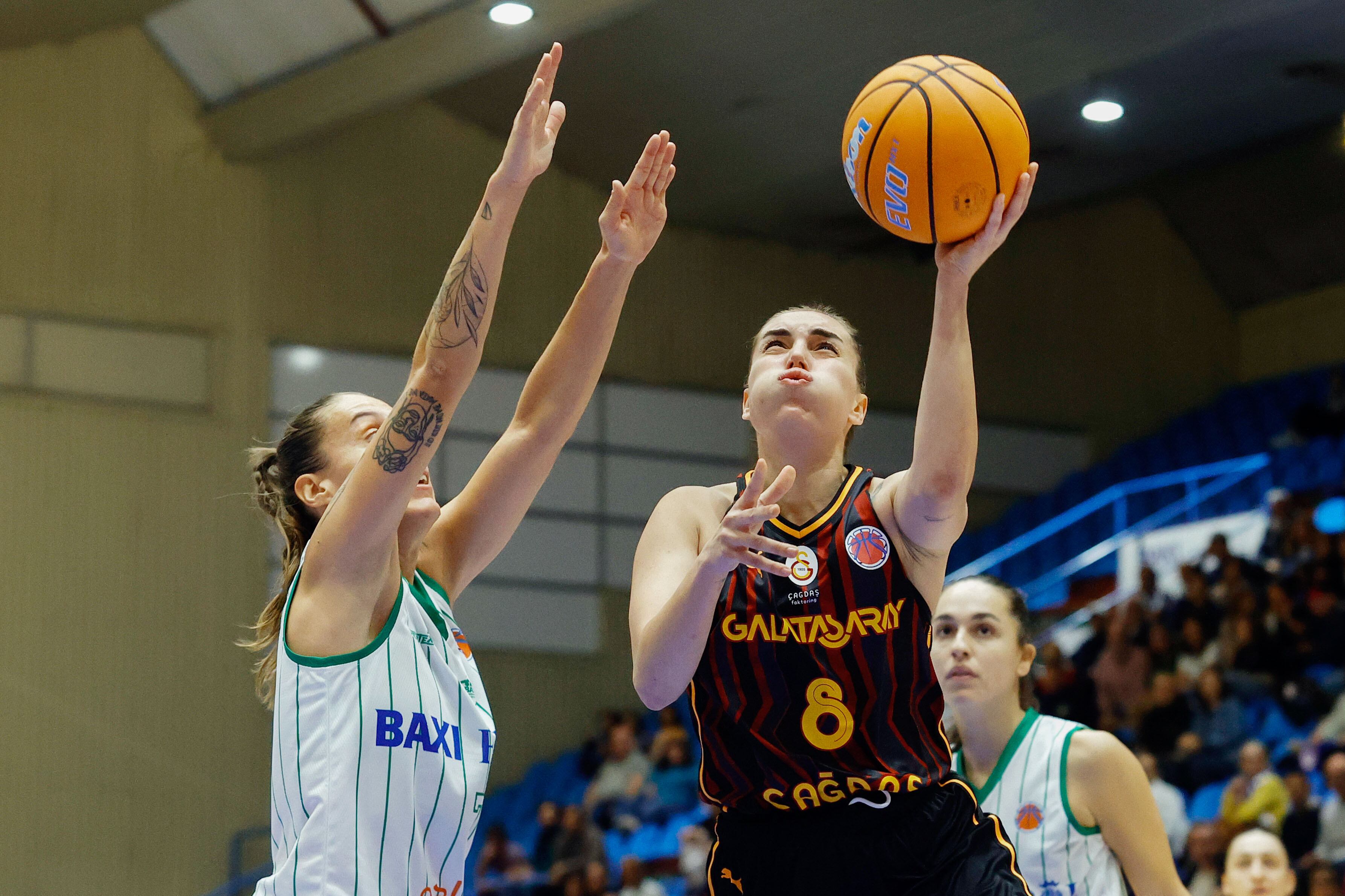 FERROL, 9/10/2024.- La jugadora del Galatasaray Ayse Cora (derecha) entra a canasta ante Gala Mestres, del Baxi, durante el partido de la fase de grupos de la Eurocup de baloncesto disputado este miércoles en Ferrol. EFE/Kiko Delgado.