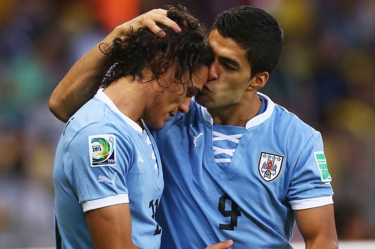 Luis Suárez y Cavani celebran un gol con Uruguay