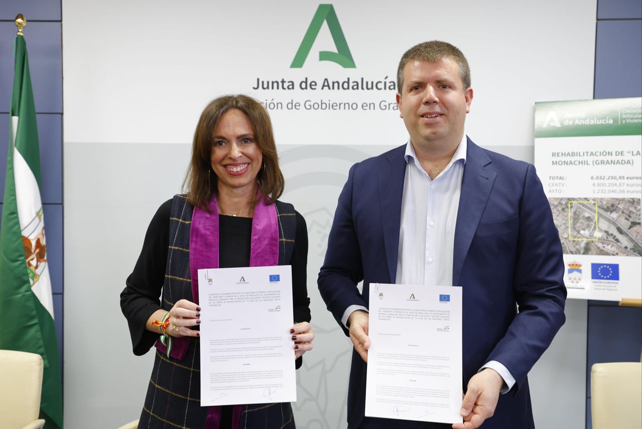 La consejera de Fomento, Rocío Díaz, y el alcalde de Monachil, José Morales, con el proyecto de rehabilitación en sus manos