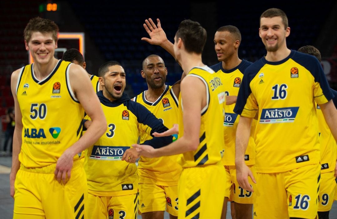 Jayson Granger celebra la victoria con sus compañeros.