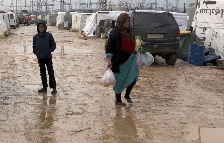 Vista de una madre y su hijo que viven en el campo de refugiados sirios de Amriyeh en la localidad de Saadnayel, en el valle de Bekaa, al este de Líbano 