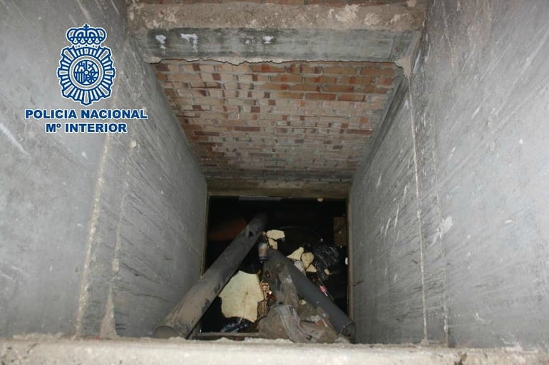 Hueco del ascensor donde cayó la víctima en un edificio de Ronda