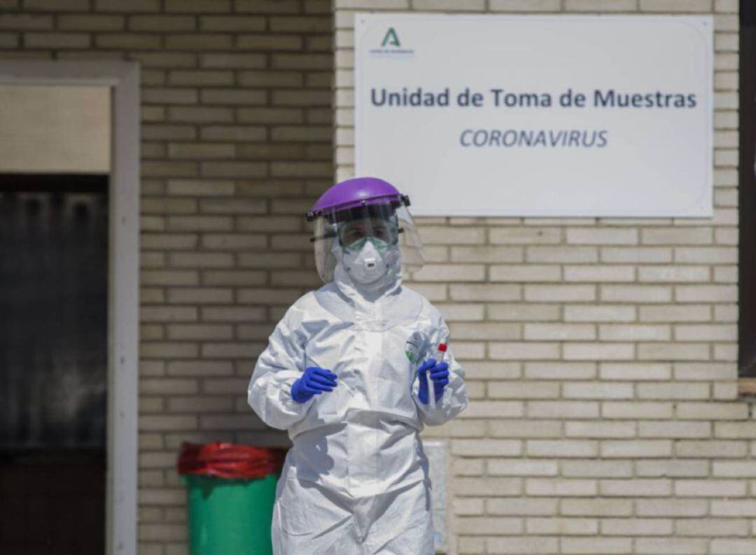 Personal sanitario en unidad de muestras del Covid-19