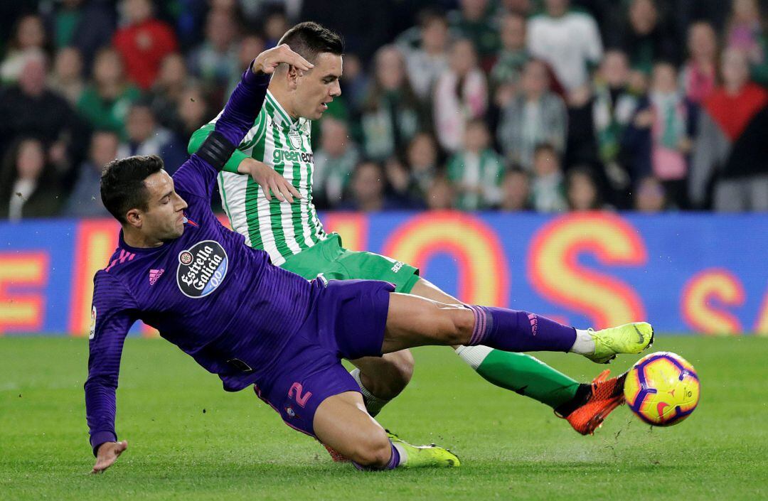 Giovanni Lo Cels pelea un balón con Hugo Mallo durante el partido de Liga en Primera División que disputan esta noche en el estadio Benito Villamarín, en Sevilla. EFE Julio Muñoz