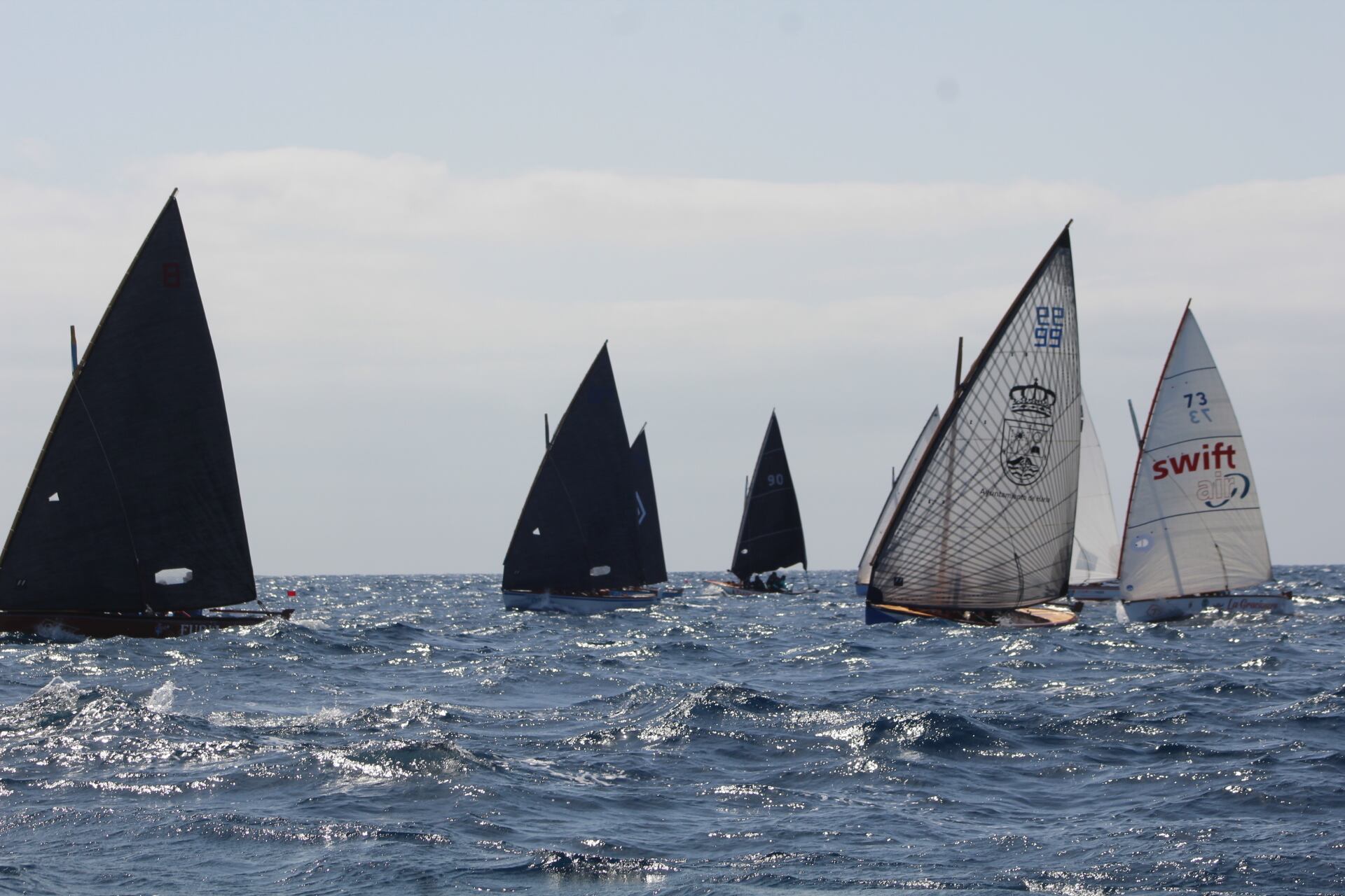 Regata de barquillos de vela latina en Lanzarote.