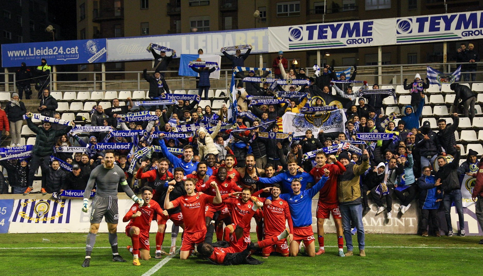 Los jugadores del Hércules celebran la victoria con los aficionados herculanos