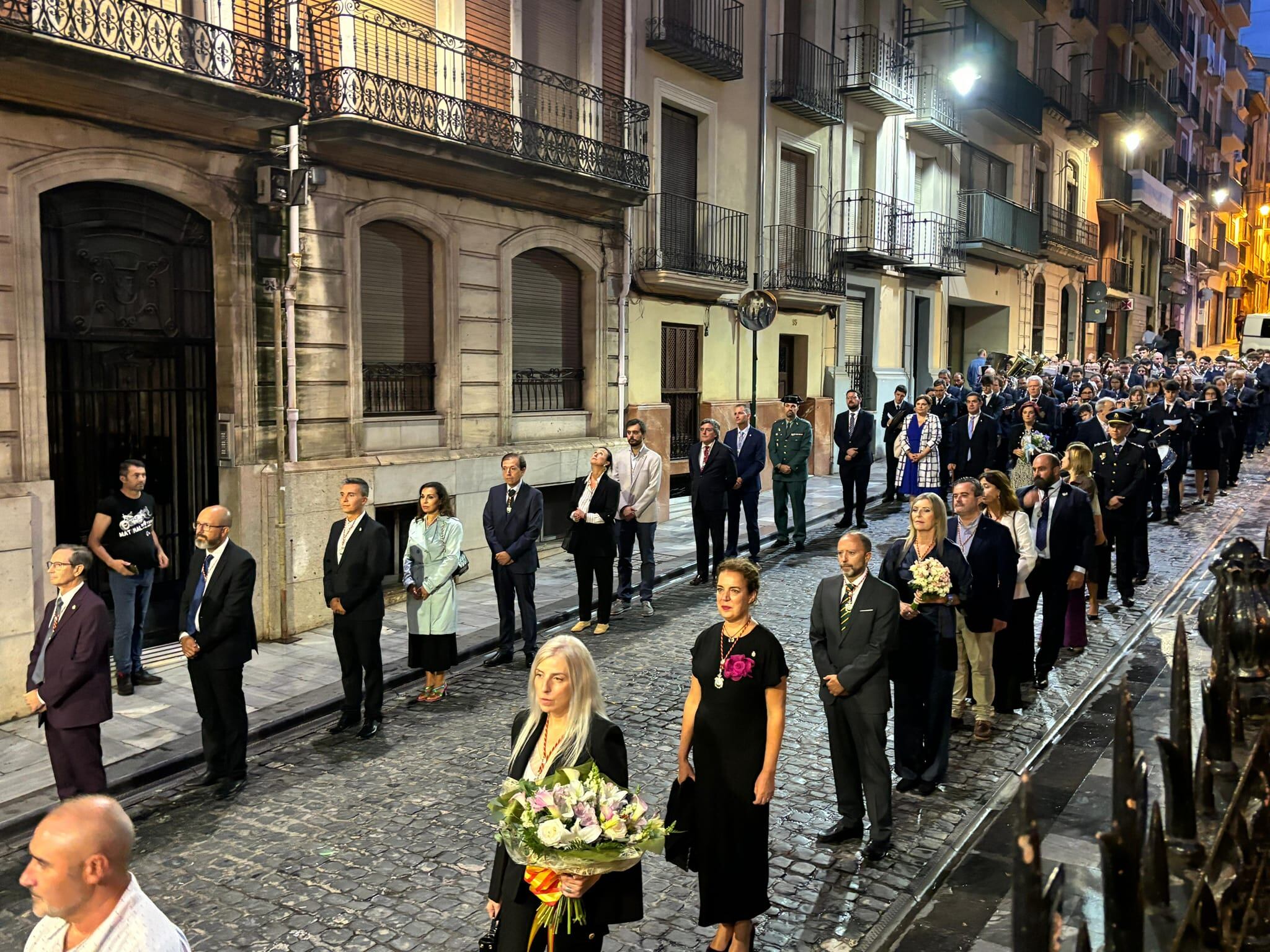 Ediles de la Corporación Municipal durante la ofrenda a la Virgen de los Lirios celebrada esta tarde en Alcoy.