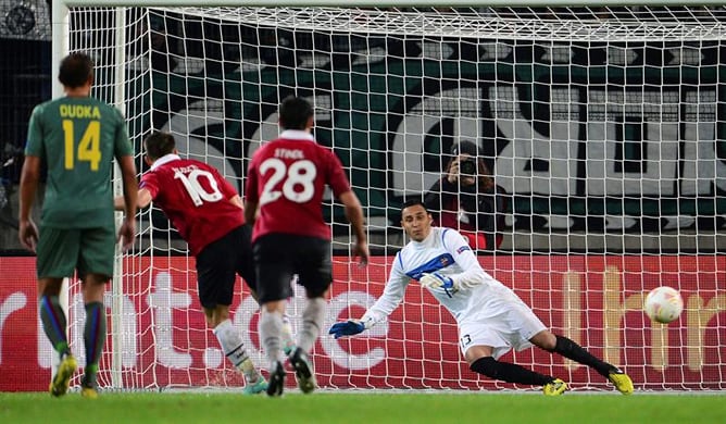 Szabolcs Huszti (2-i) del Hannover 96 marca un gol al portero del Levante Keylor Navas (d) durante el partido de la Liga Europa, grupo L, disputado en el estadio Hannover Arena de Hanove