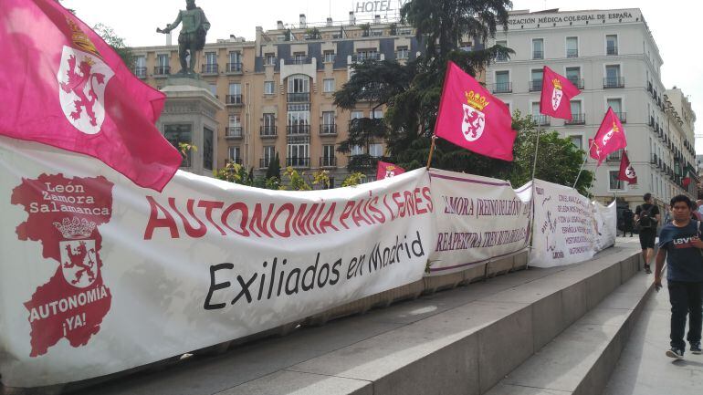 Pancartas desplagadas frente al Congreso de los Diputados