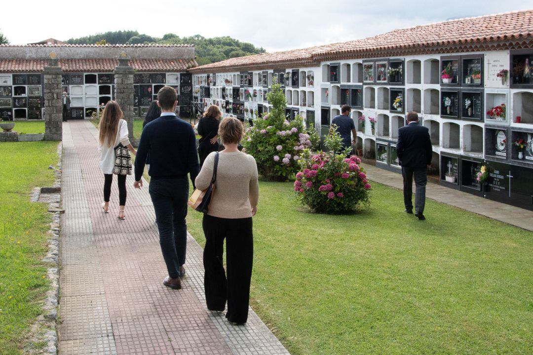 Familiares de Menchu Álvarez llegan al cementerio para despedir la periodista, a 28 de julio de 2021, en Ribadasella (España).
 