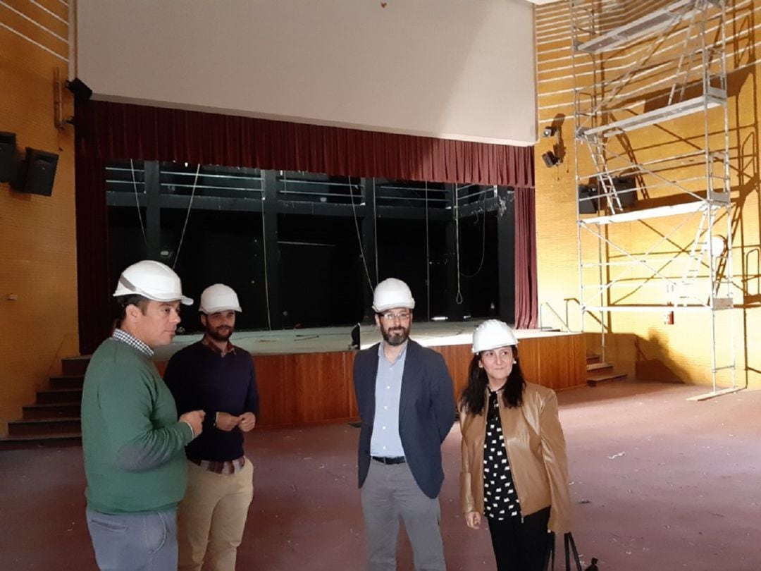 Visita del alcalde de La Línea, Juan Franco, a las obras del teatro La Velada