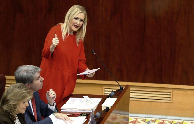 La presidenta de la Comunidad de Madrid, Cristina Cifuentes (d), durante su intervención en la sesión de control al Gobierno en la Asamblea de Madrid