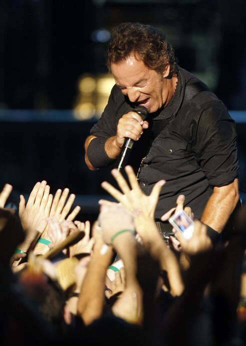 Con tejanos, camisa negra y una sonrisa de oreja a oreja, Bruce Springsteen se metió al público en el bolsillo