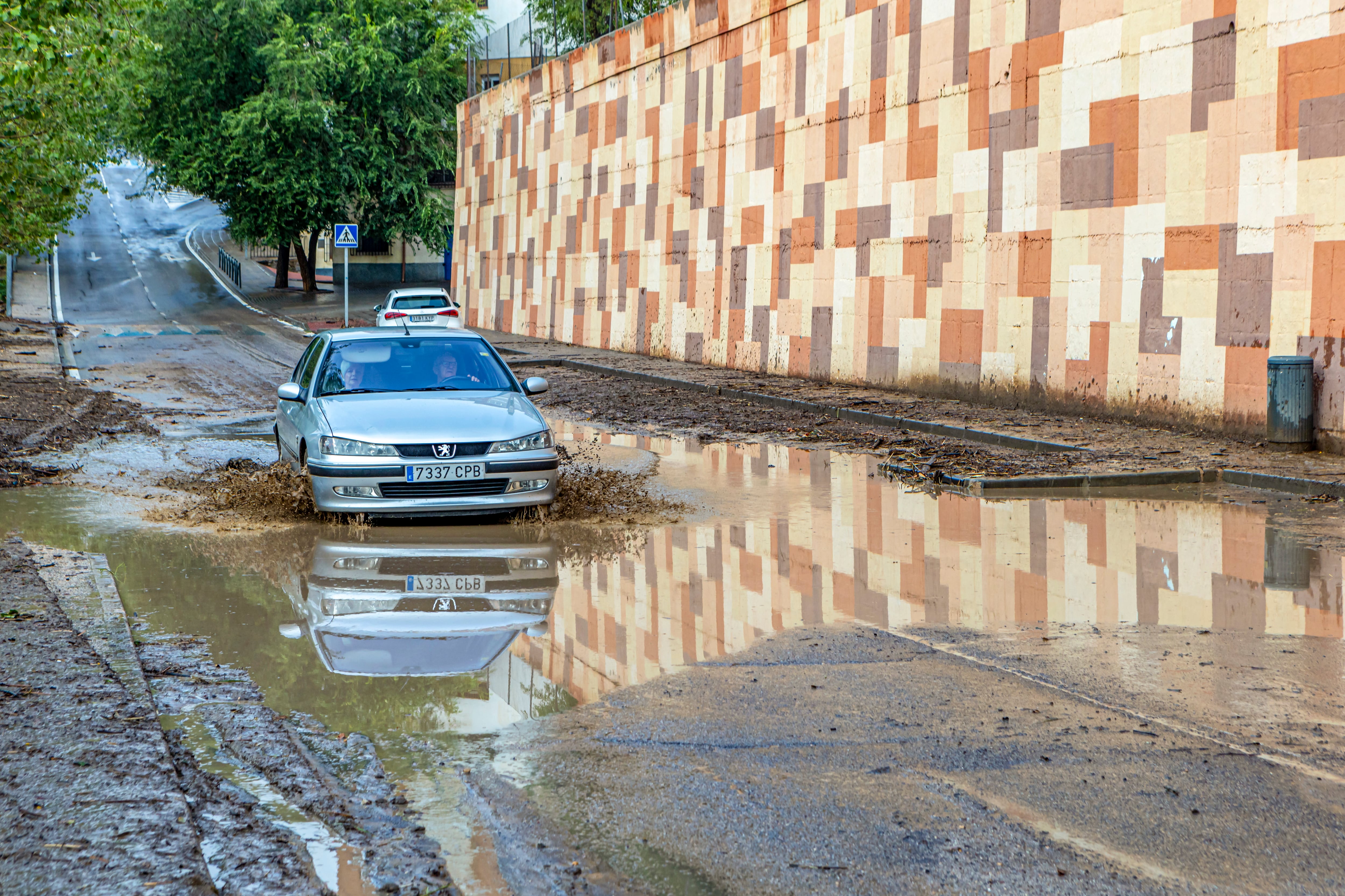 TOLEDO, 04/09/2023.- Un coche circula por una calle del barrio De Santa Barbara de Toledo anegada por las fuertes lluvias caídas desde este sábado. La Comunidad de Madrid y la de Castilla-La Mancha solicitarán al Ejecutivo central la declaración de zona catastrófica en los municipios afectados por la Depresión Aislada en Niveles Altos (DANA). EFE/Ángeles Visdómine
