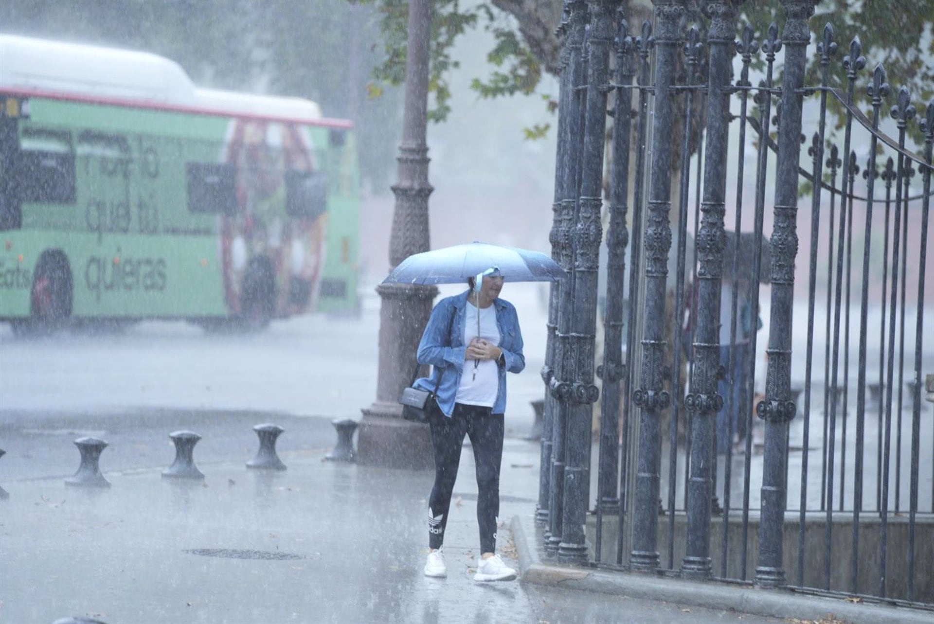 Una persona camina bajo la lluvia por el centro de la ciudad. - JOAQUÍN CORCHERO-EUROPA PRESS